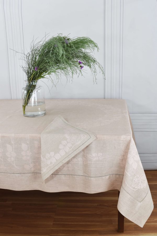 Romantic shabby roses tablecloth